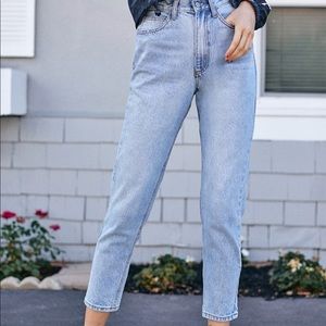 MEDIUM WASH MOM JEANS